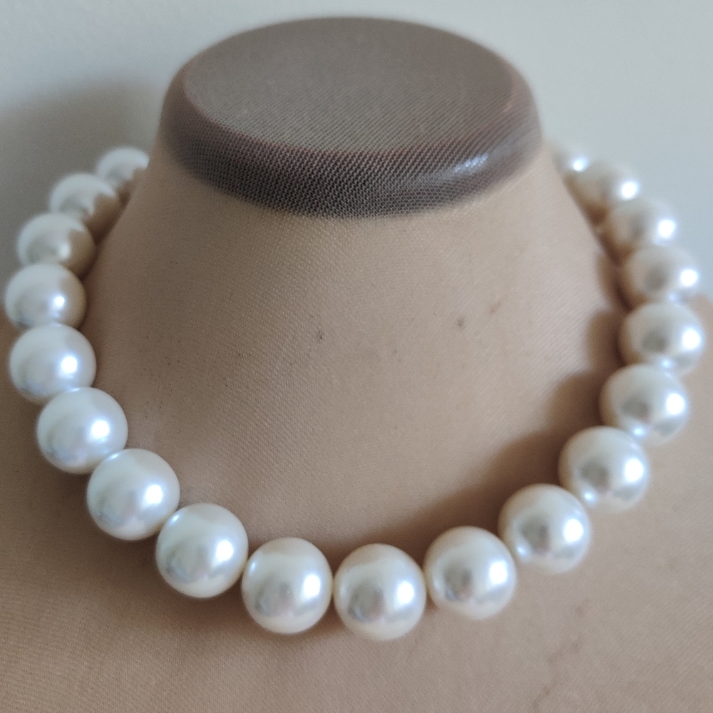 🇨🇦 Vintage oversized faux pearls necklace